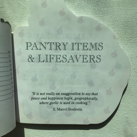 2 cookbooks - Totally Garlic Cookbook & Totally Chile Pepper Cookbook 5” x 5-6” - Picture 12 of 16